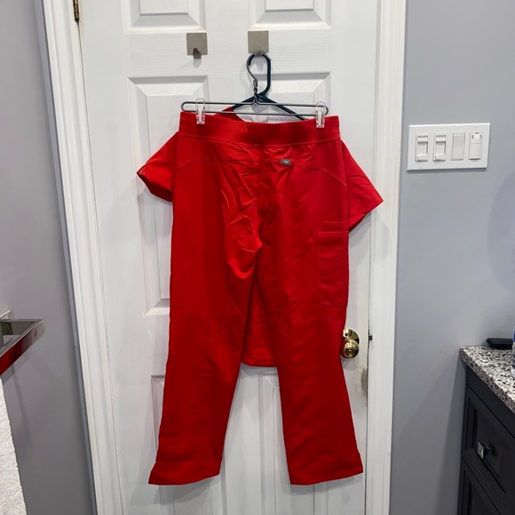 Limited red scrub set - Picture 5 of 6